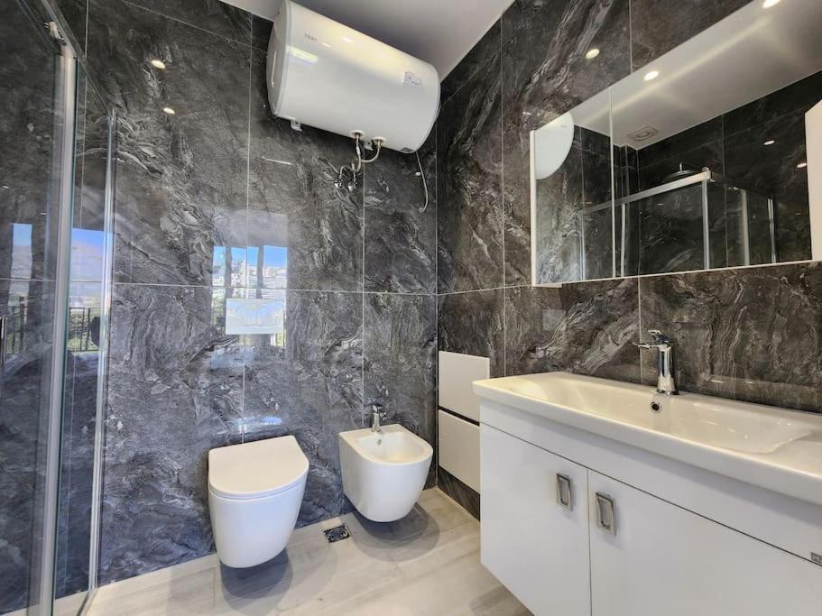 Penthouse With A City View Tirana Exterior foto